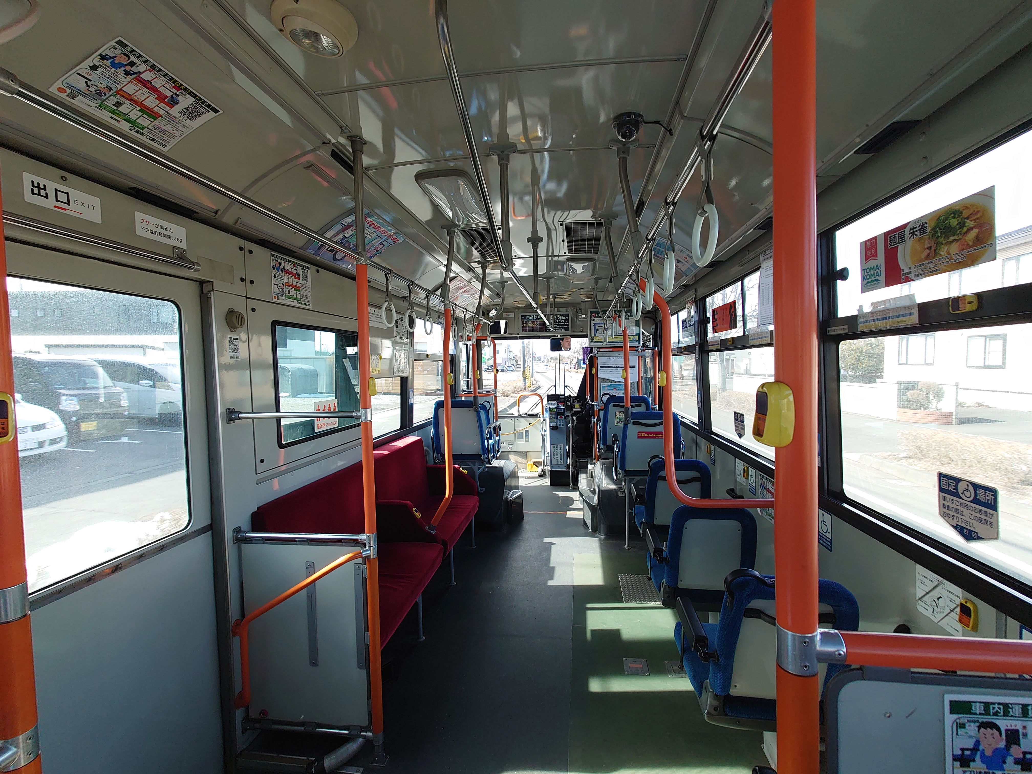 始発付近なので、人は少ない