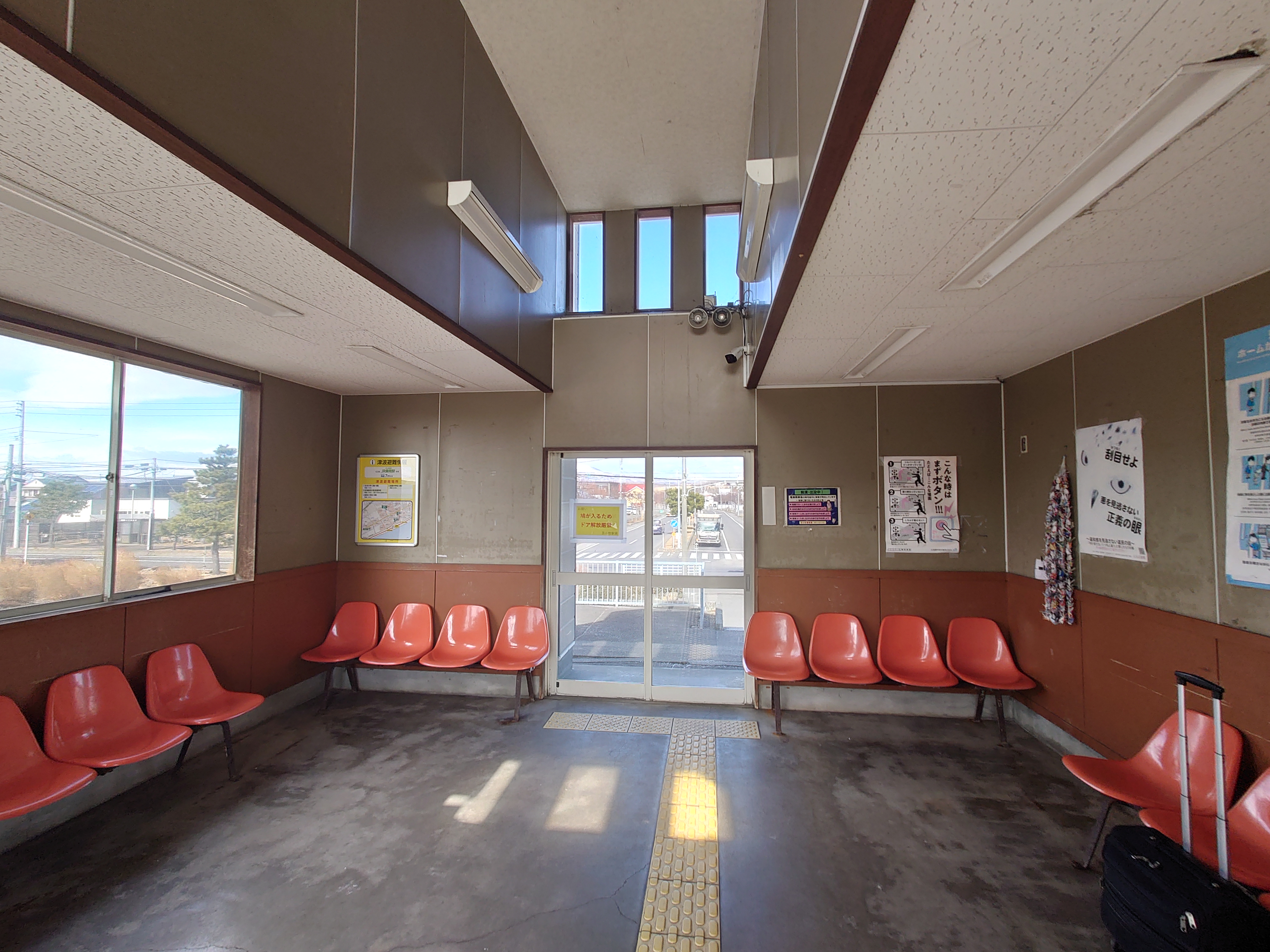 錦岡駅の待合室１