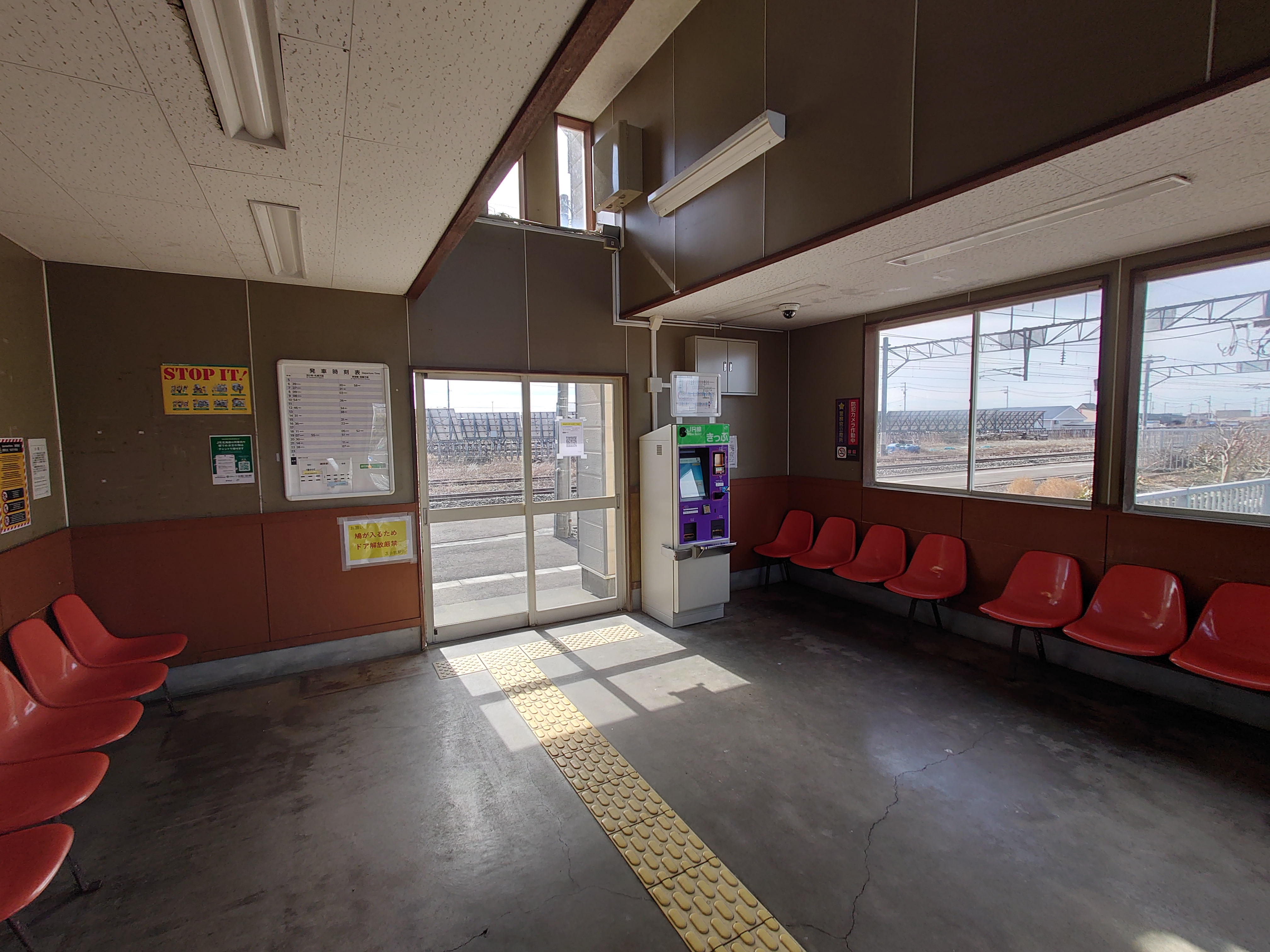 錦岡駅の待合室２