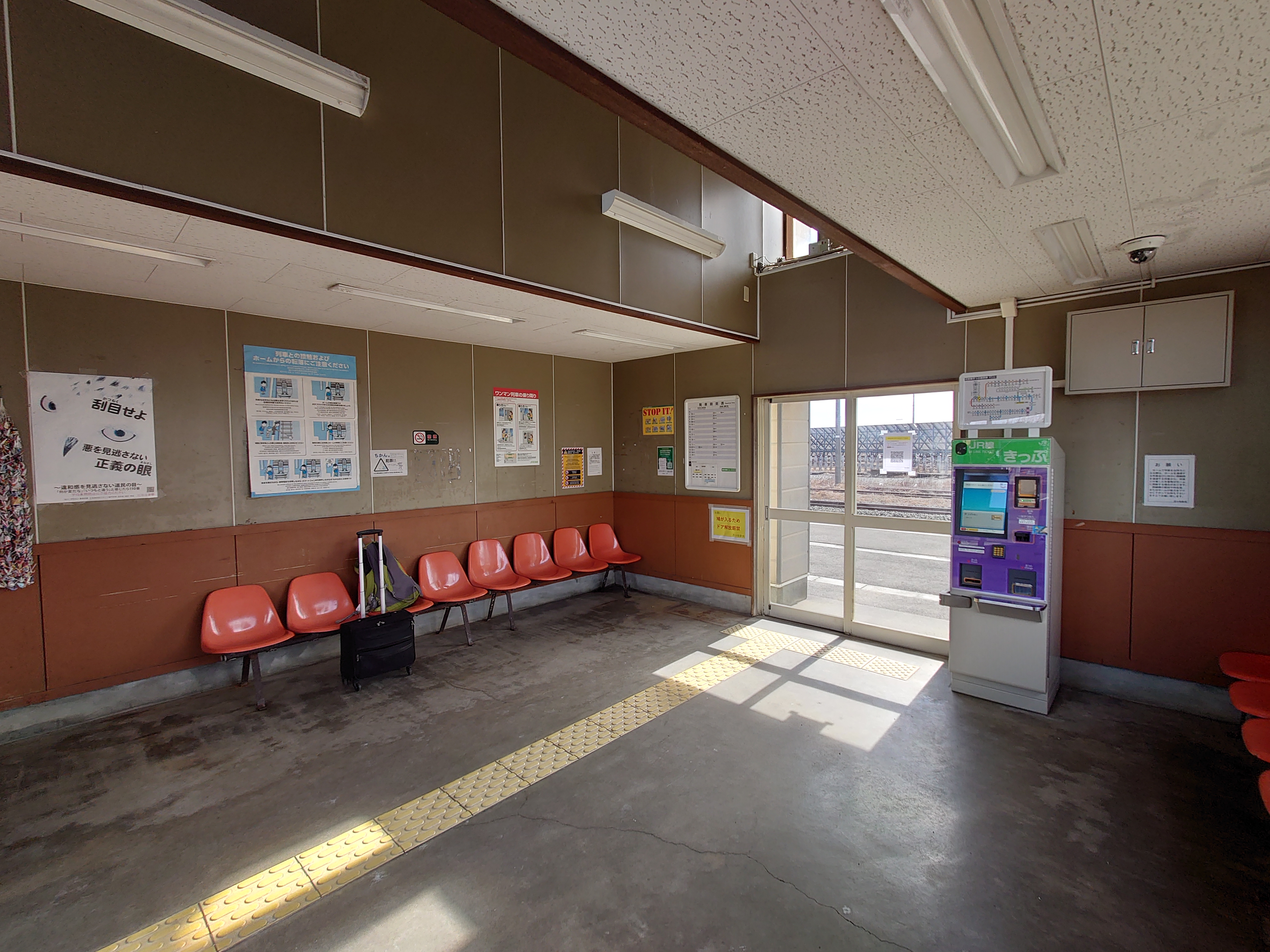 錦岡駅の待合室３