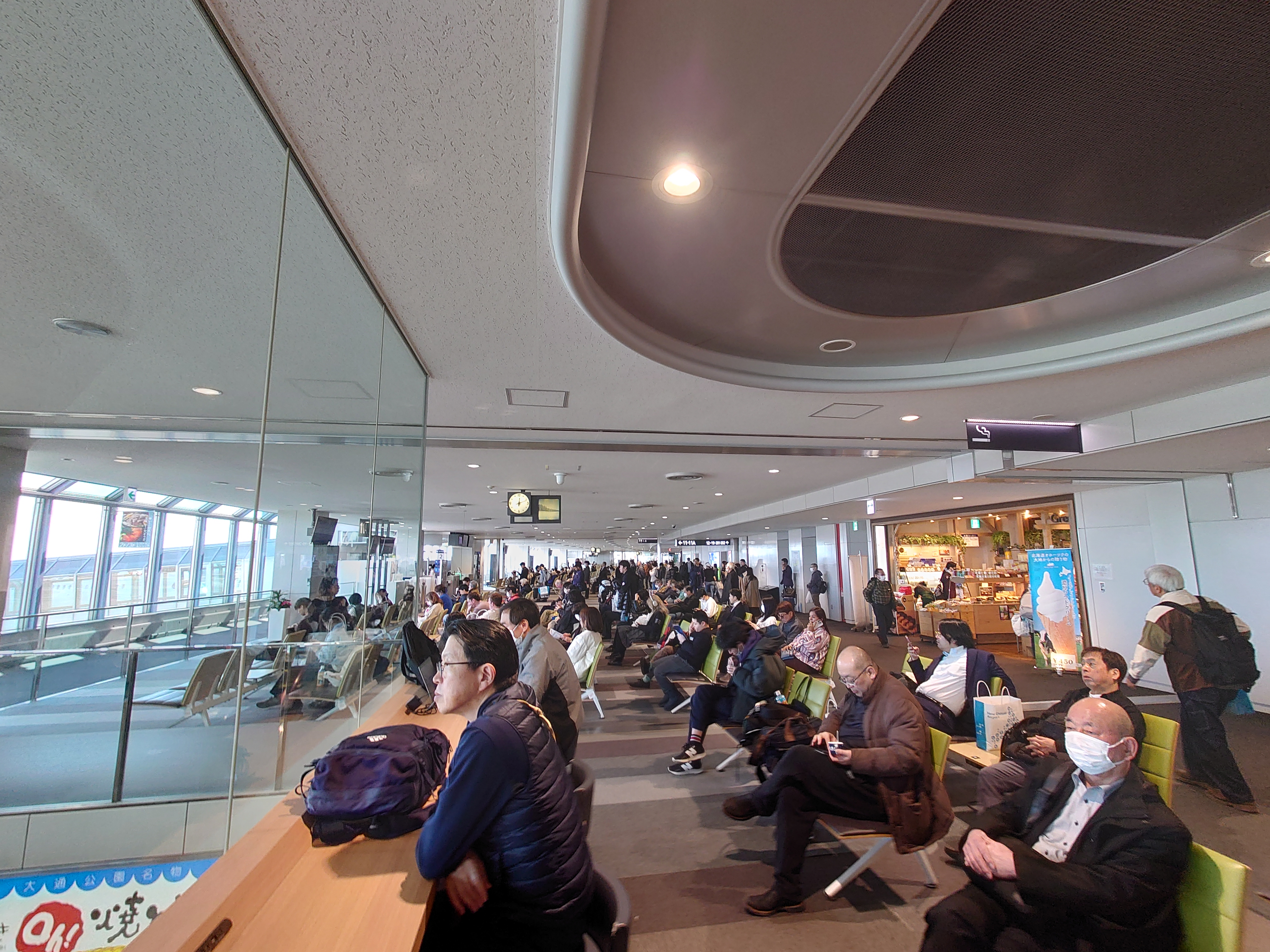 出発ロビーのデスク席１