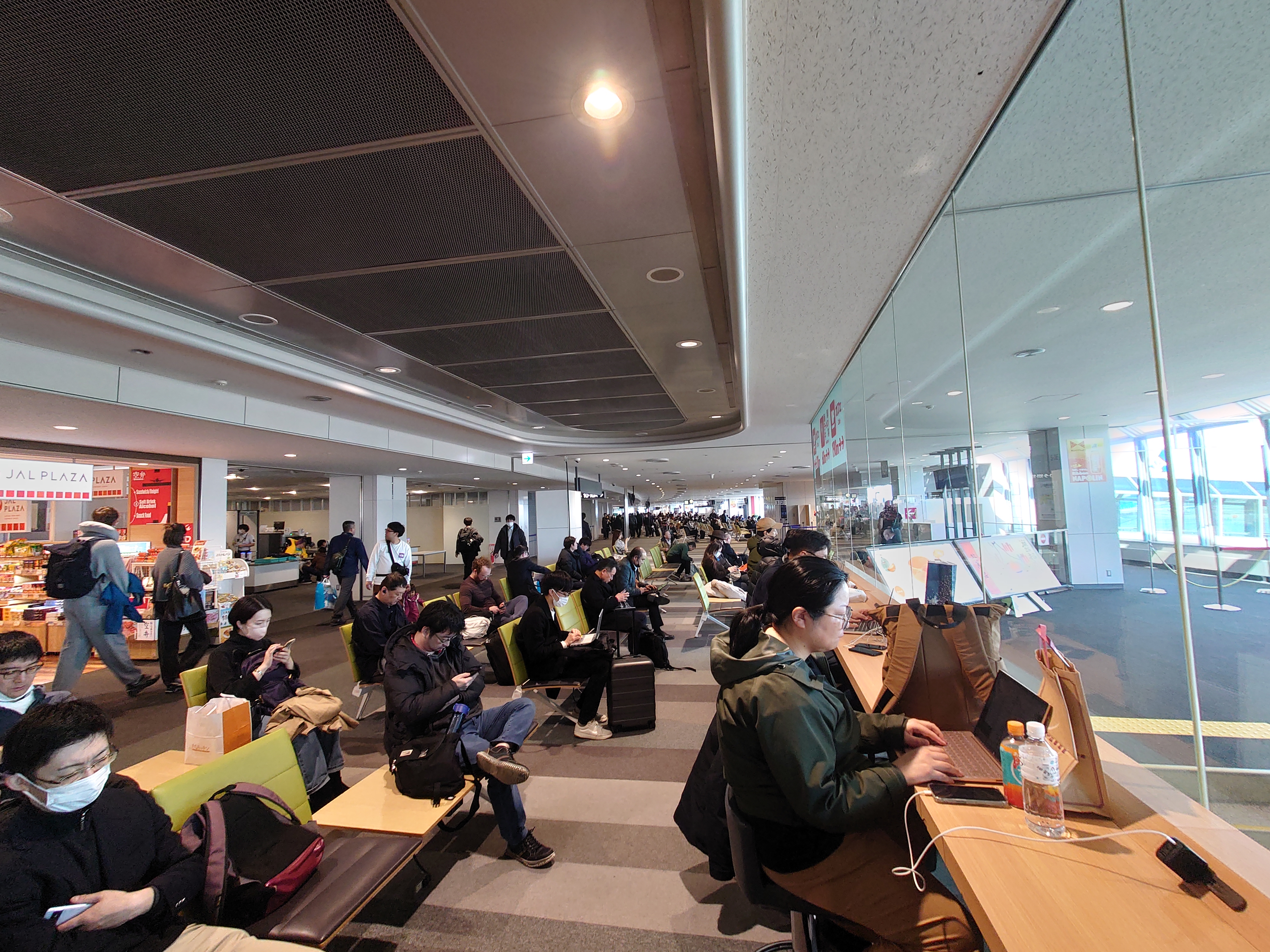 出発ロビーのデスク席２