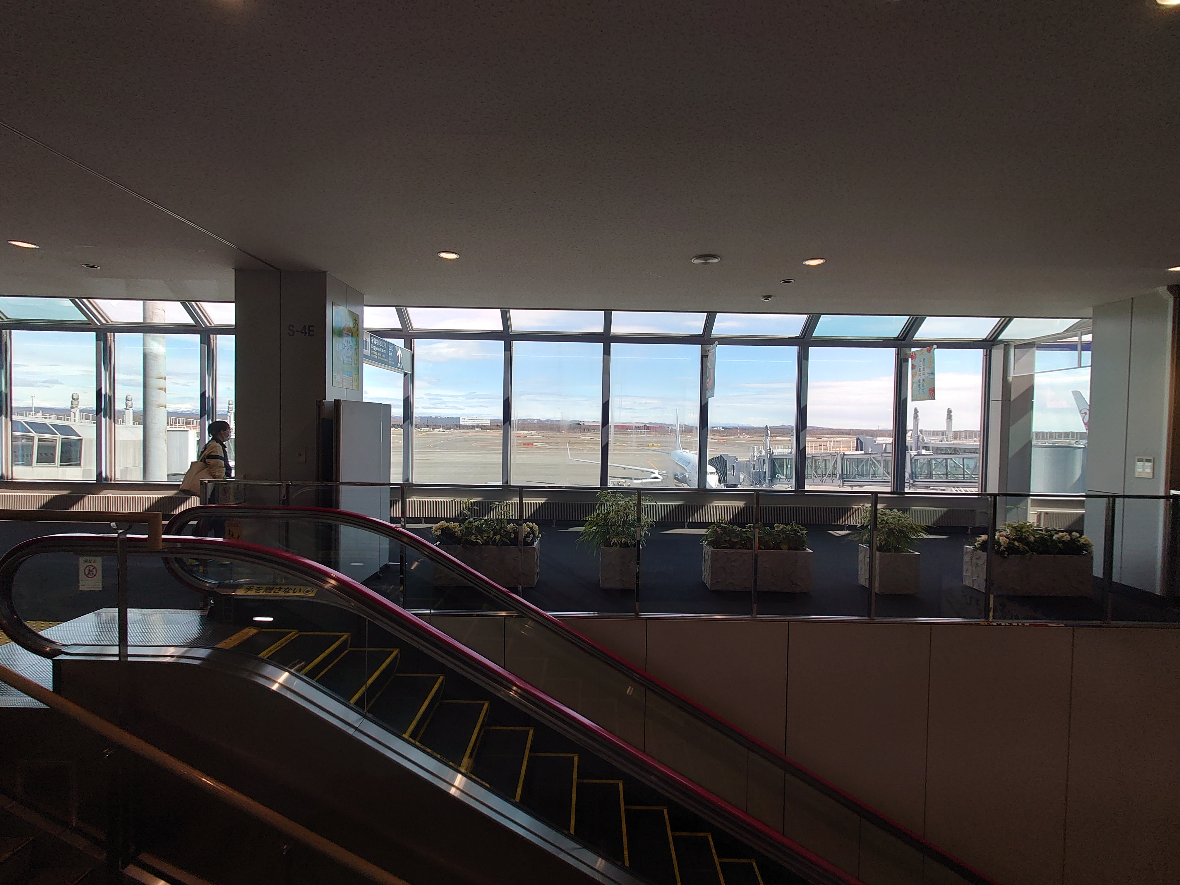 デスク席の前のエスカレーター