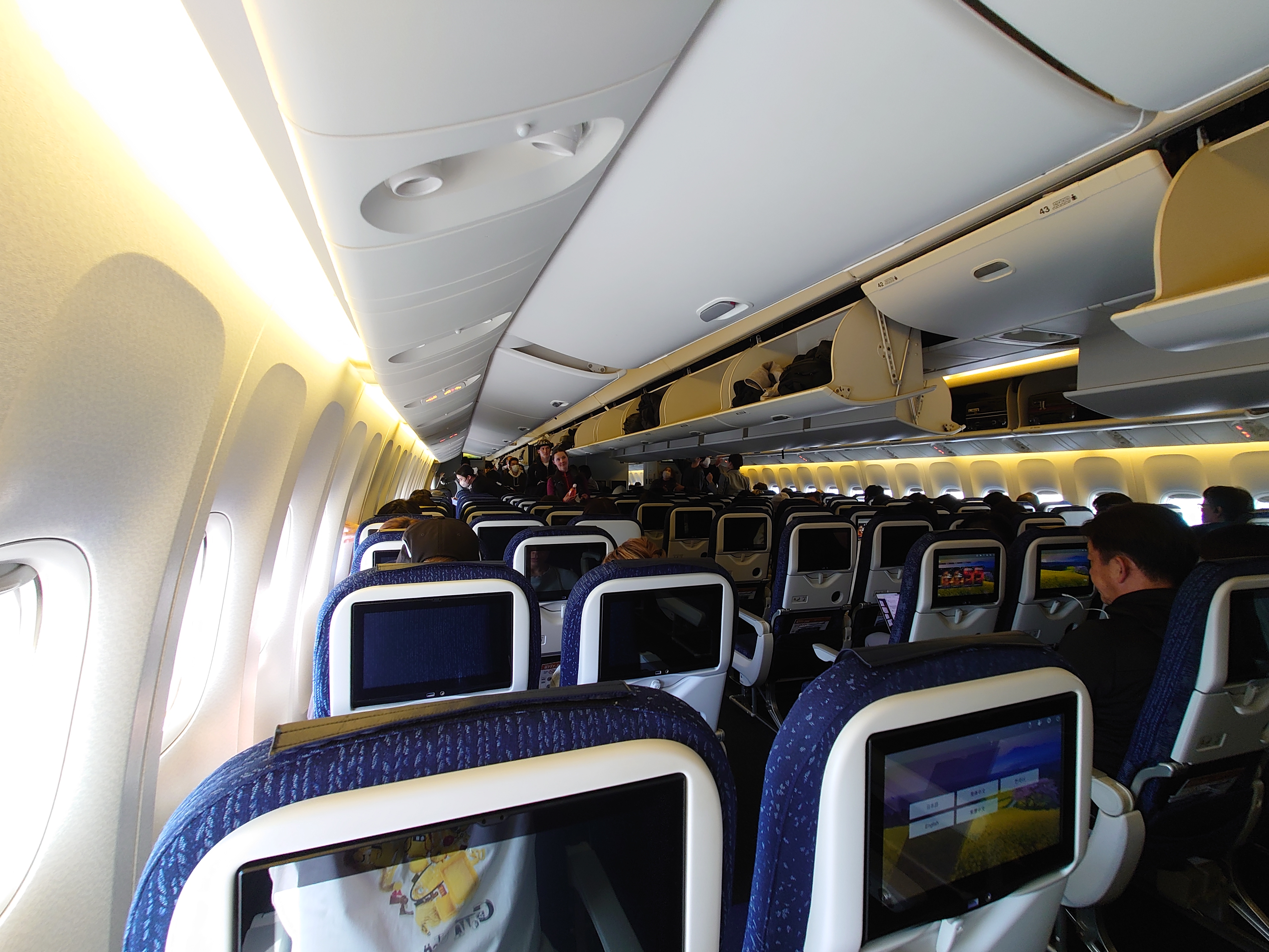 ほぼ最後方2列シート窓側