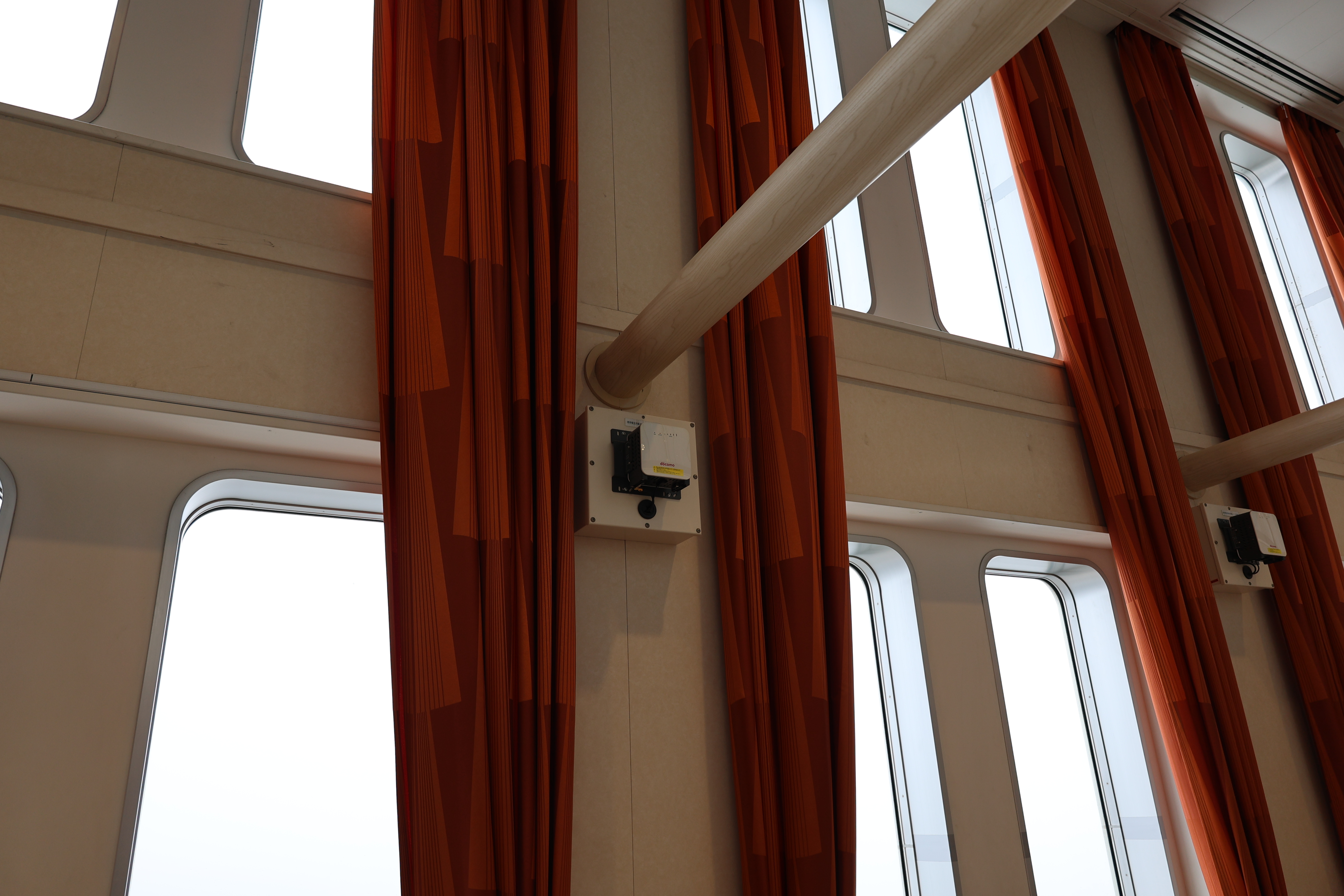 柱に機械が2個ついている