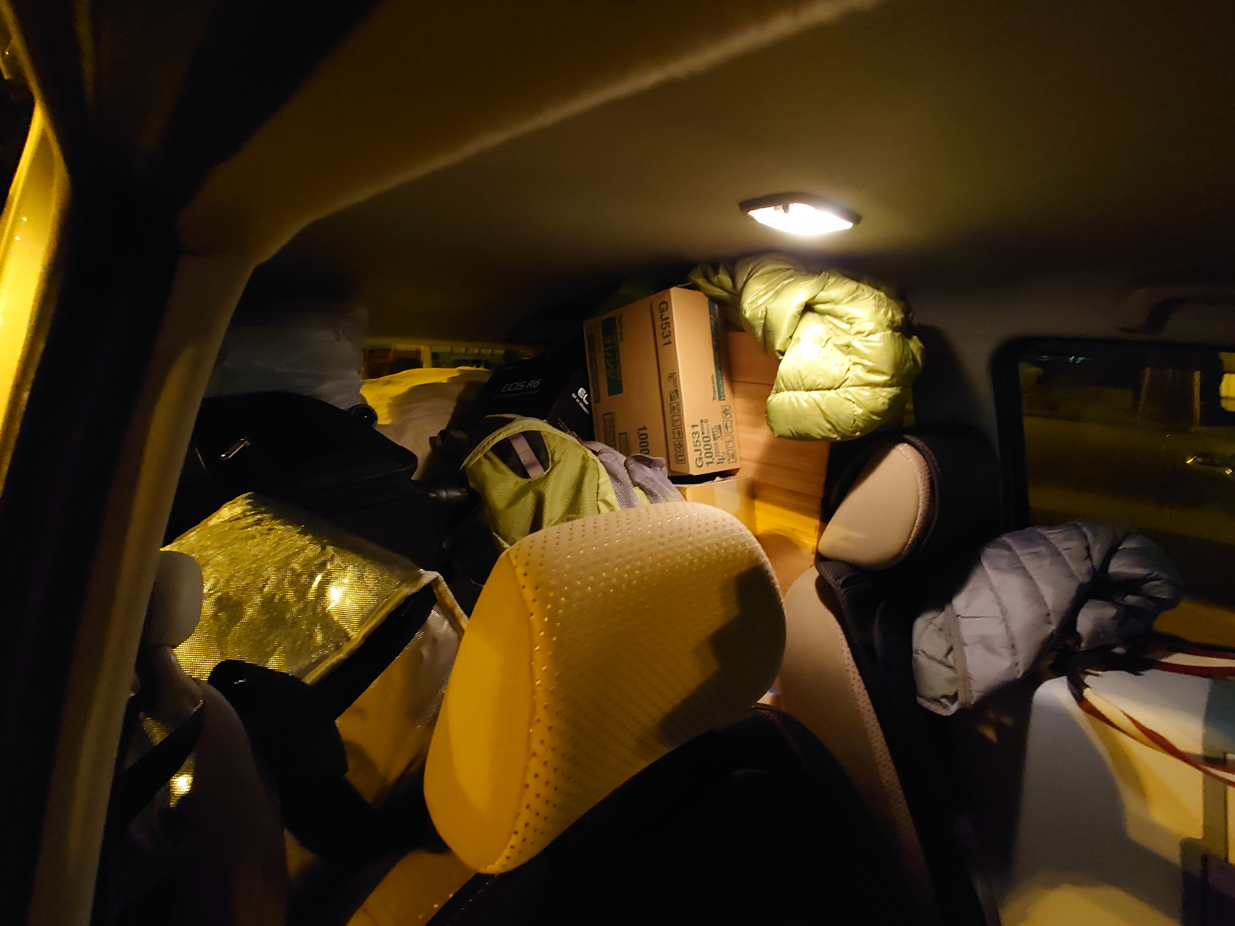 ミラの後部座席パンパン（バックミラーは見える）