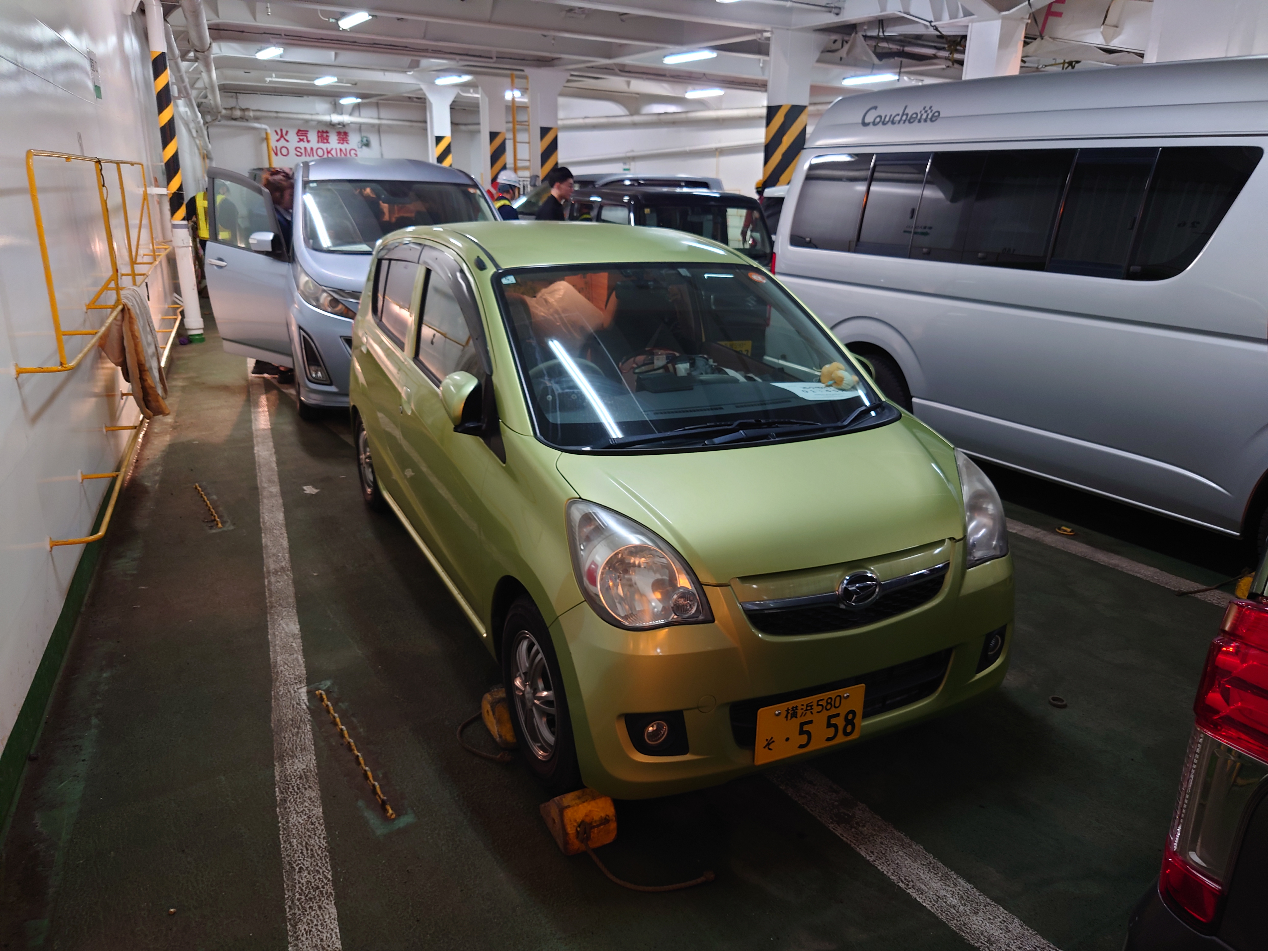 車で乗船、歯止めがつけられる 車で乗船、歯止めがつけられる