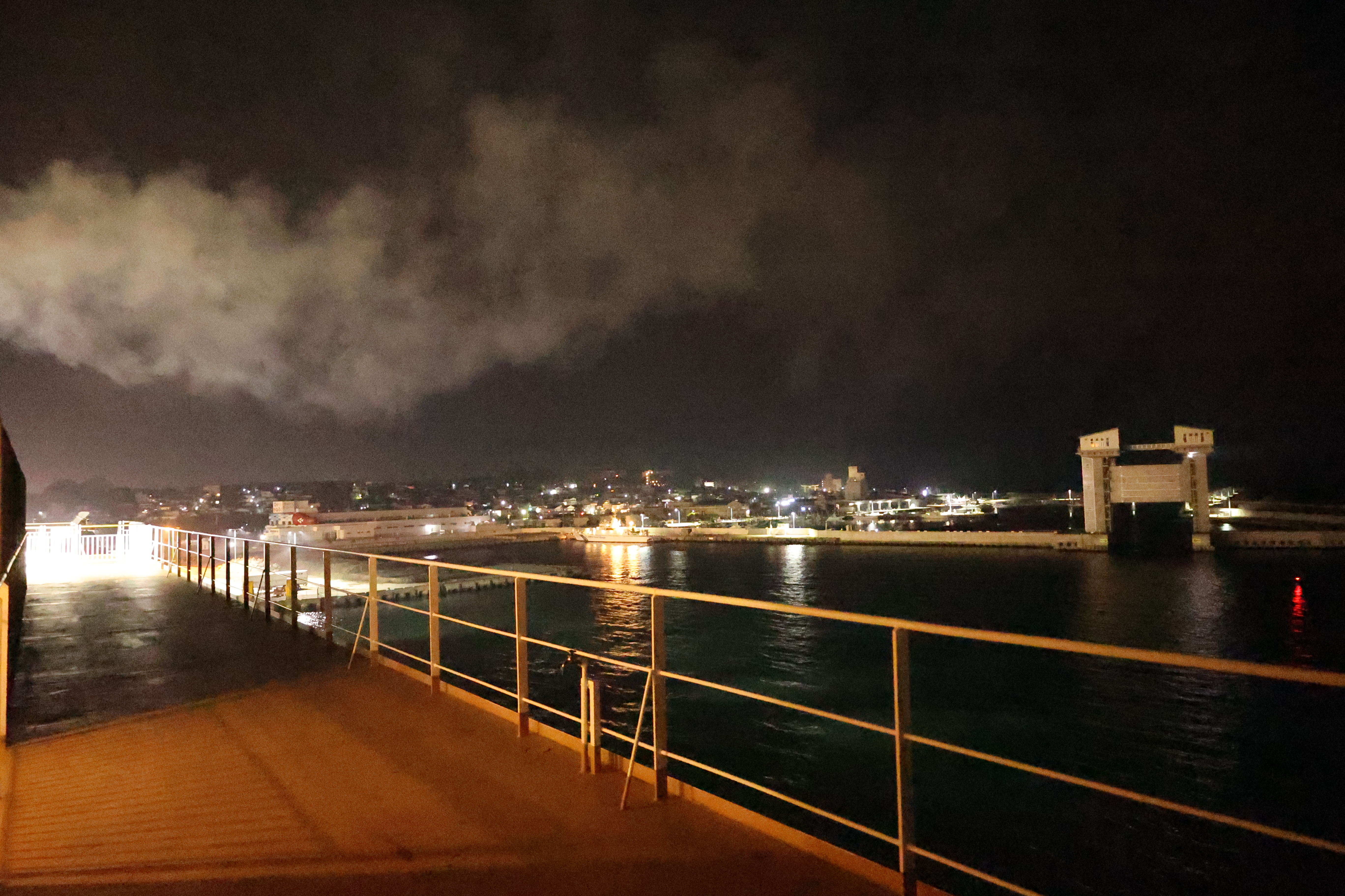 排気ガスが舞う 排気ガスが舞う