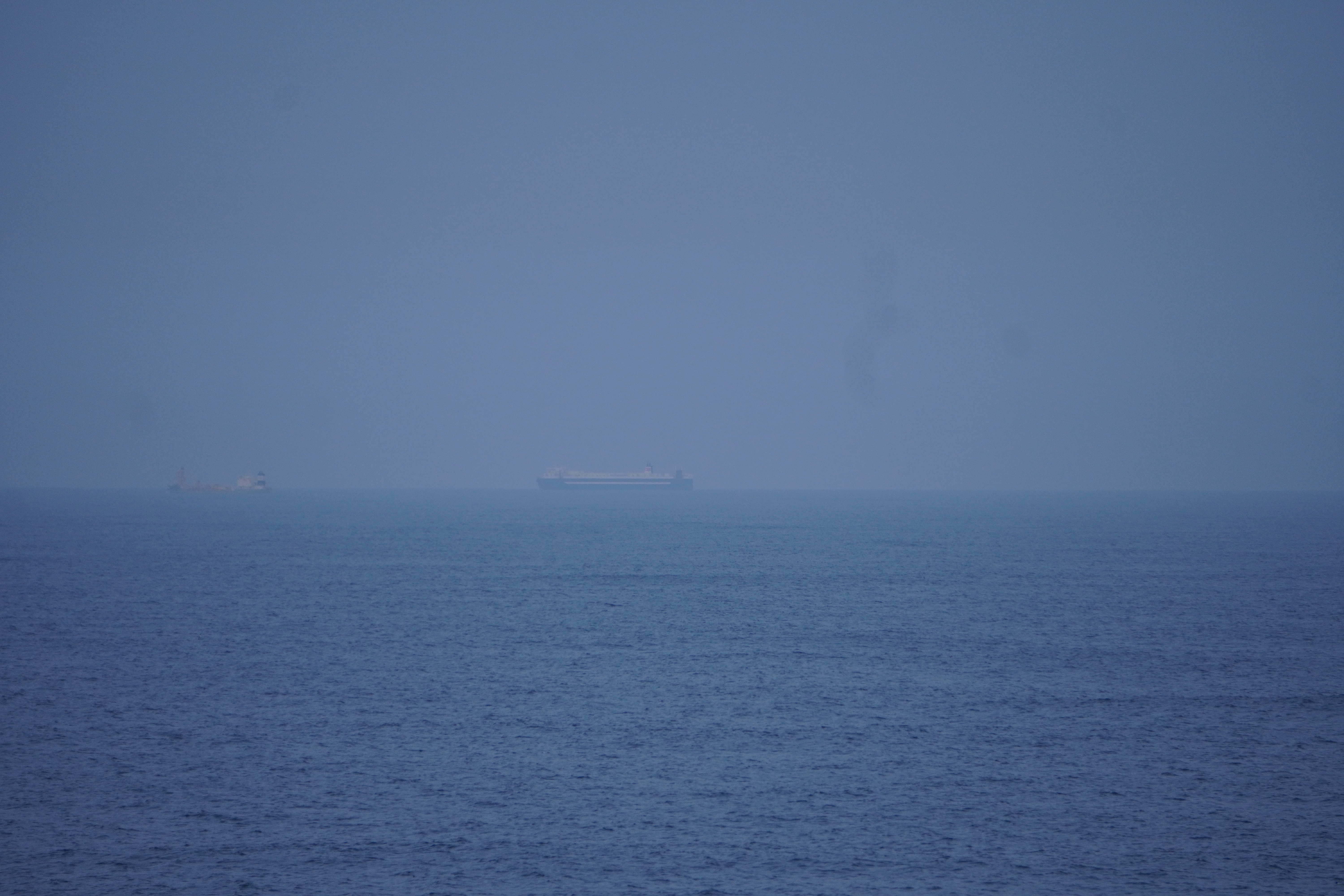 早朝のすれ違う船 早朝のすれ違う船