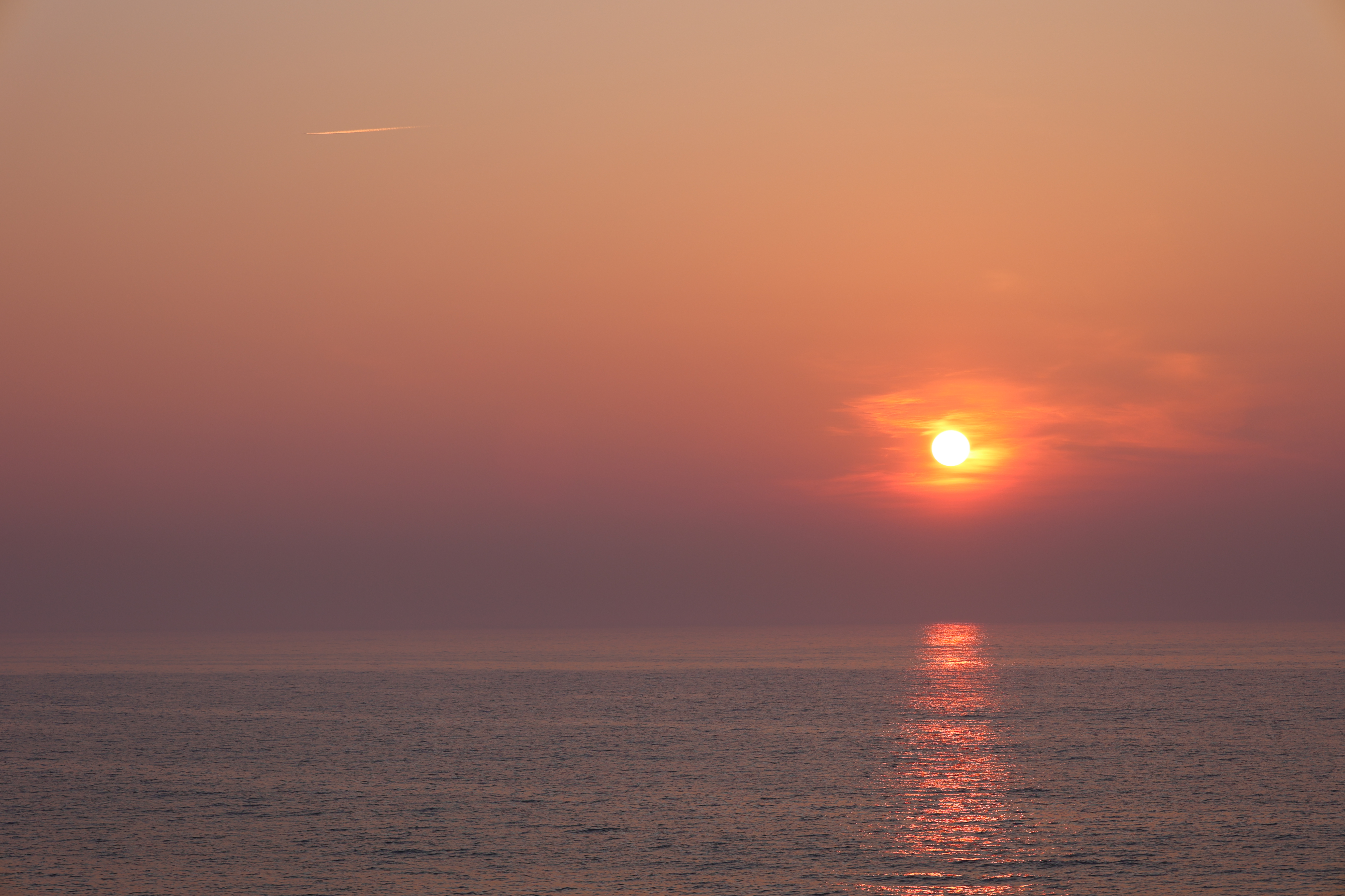 赤い太陽と飛行機雲 赤い太陽と飛行機雲