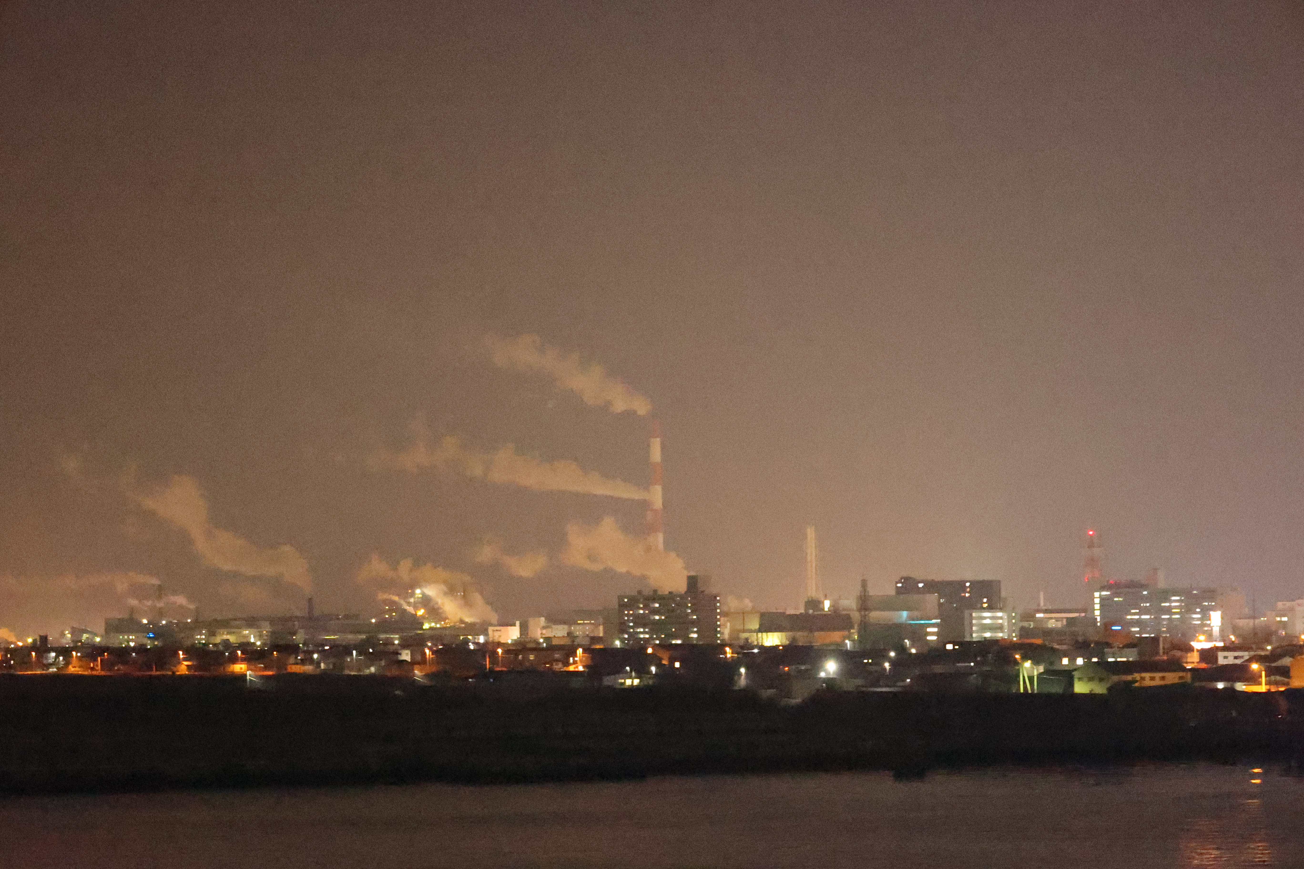 工場の煙突たち 工場の煙突たち