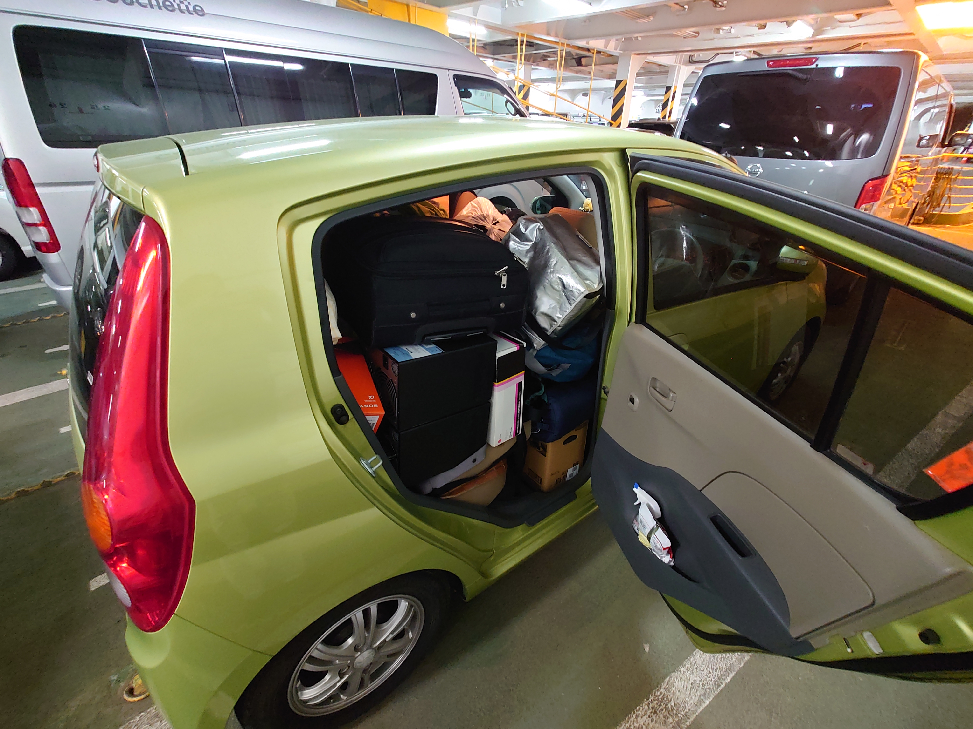 スーツケースとクーラーボックスを積む スーツケースとクーラーボックスを積む