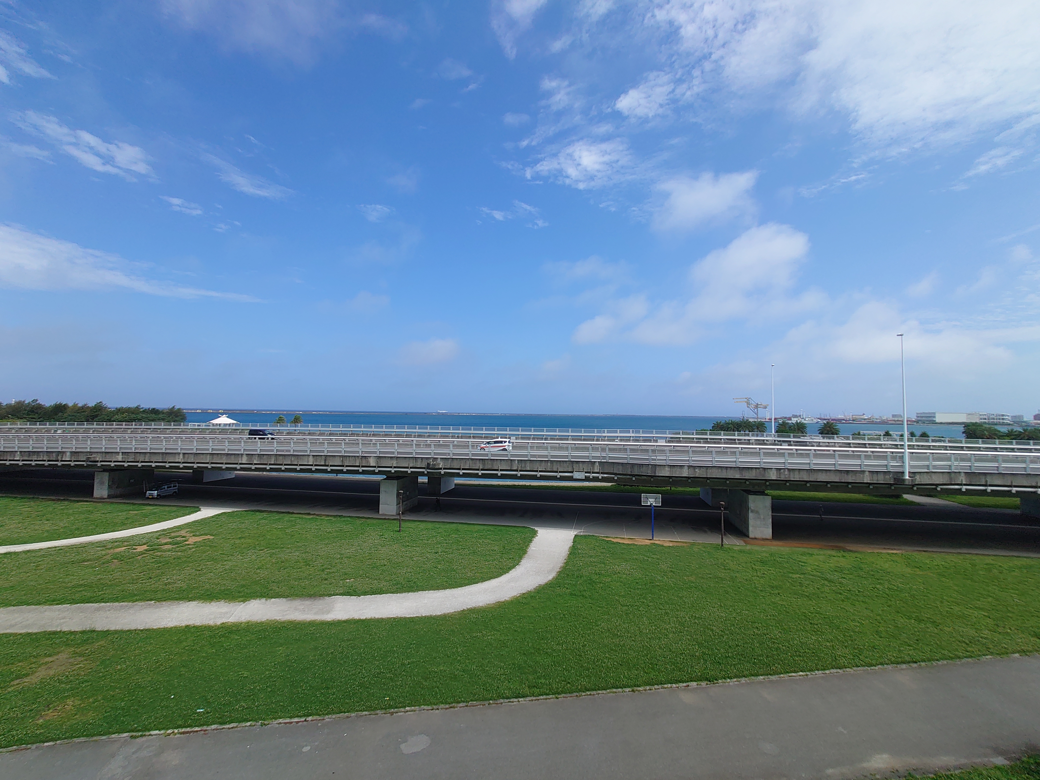 1.那覇空港前の橋越しに広がる青い海