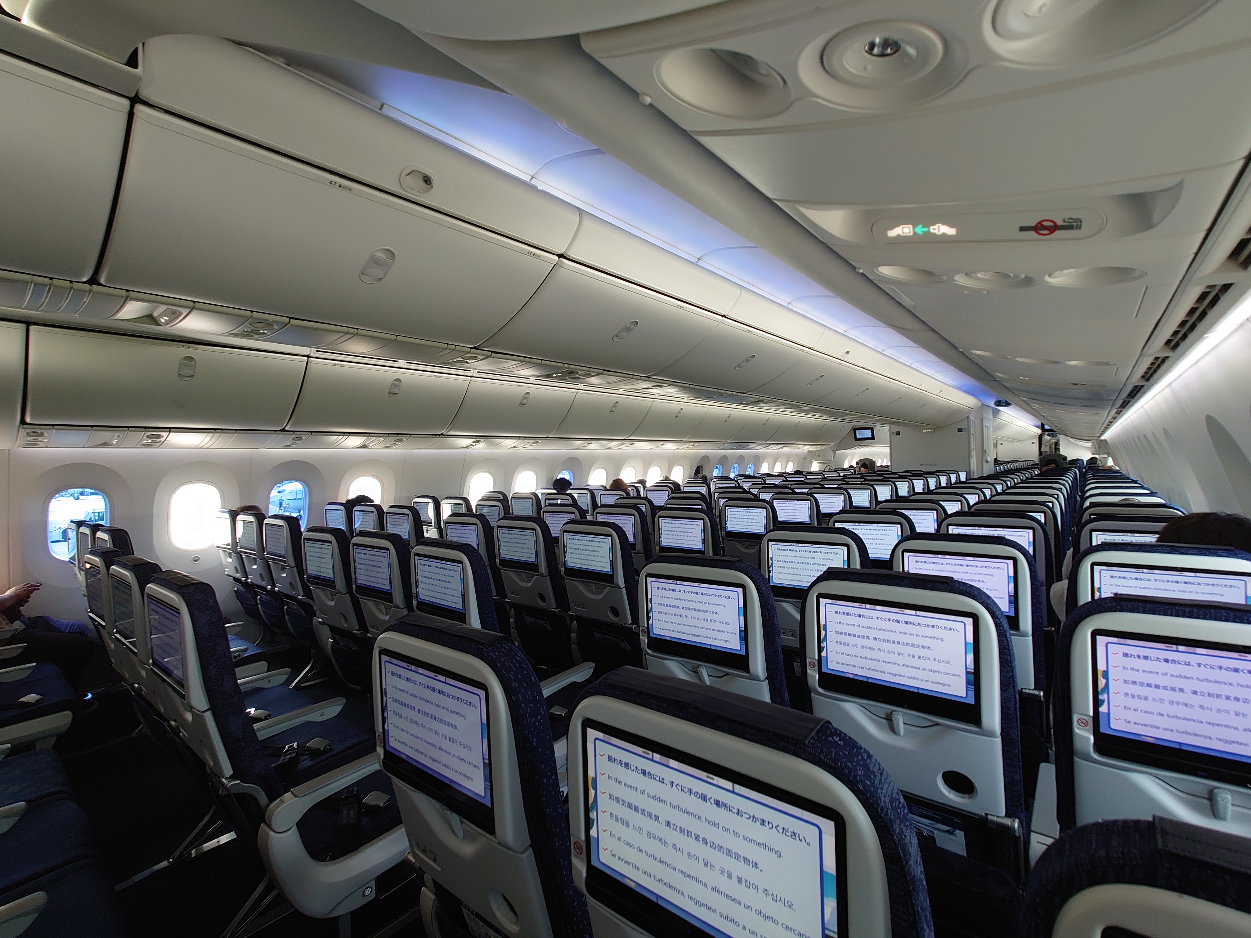 10.ANA B787の機内、個人モニター付きで快適