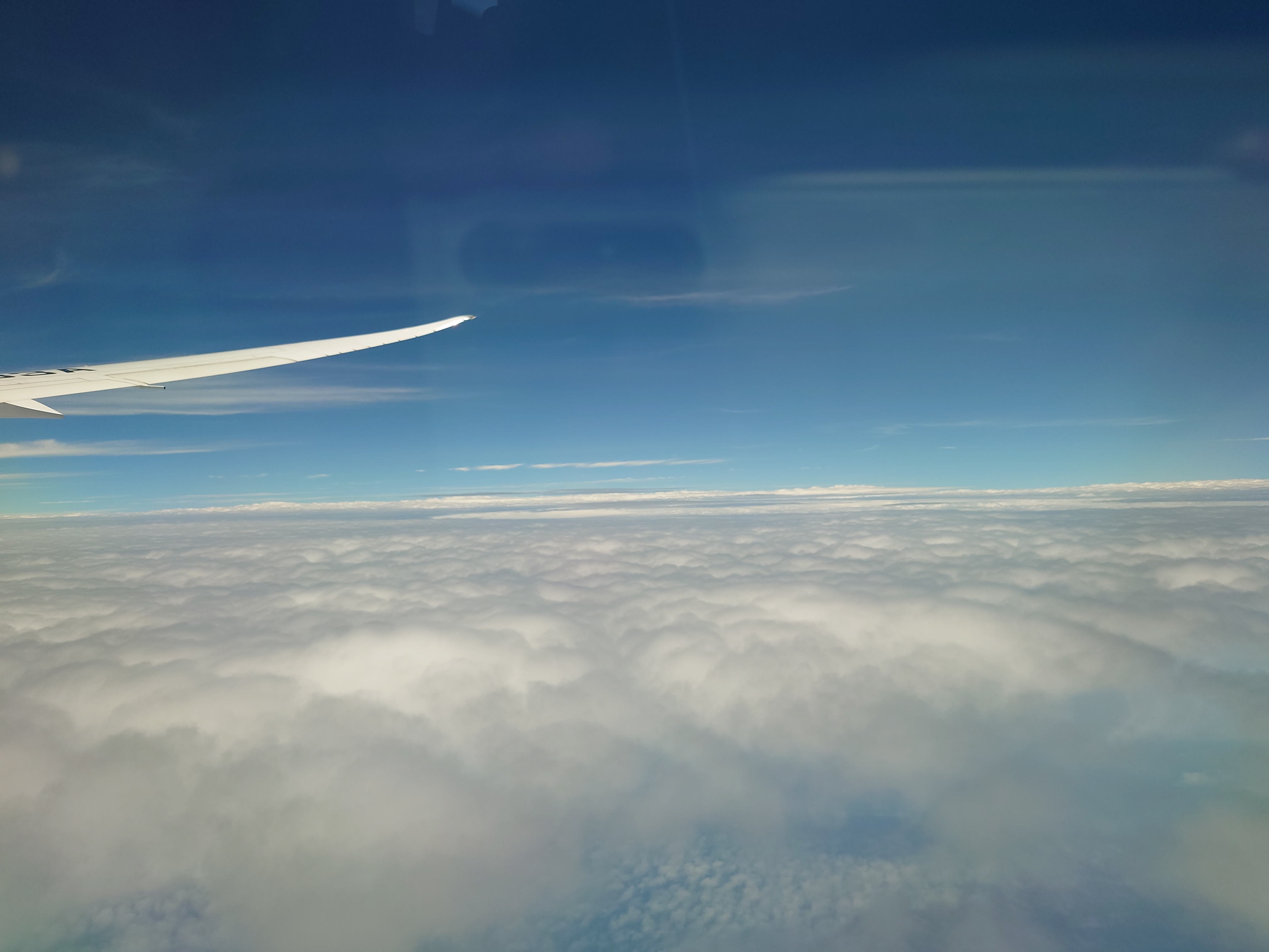 14.雲の上に出るとどこまでも続く青空
