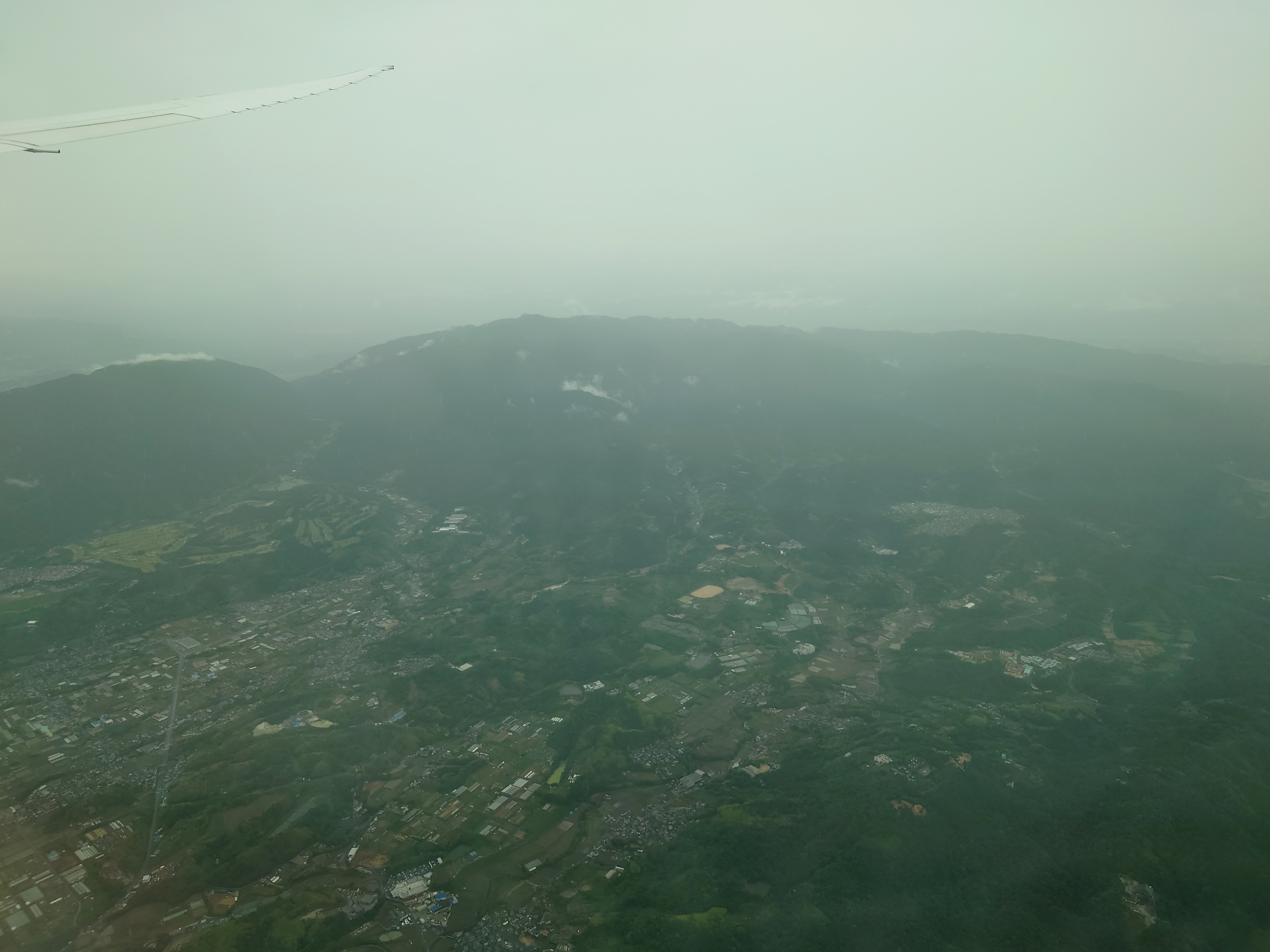 15.霞む近畿の山地、大阪着陸直前