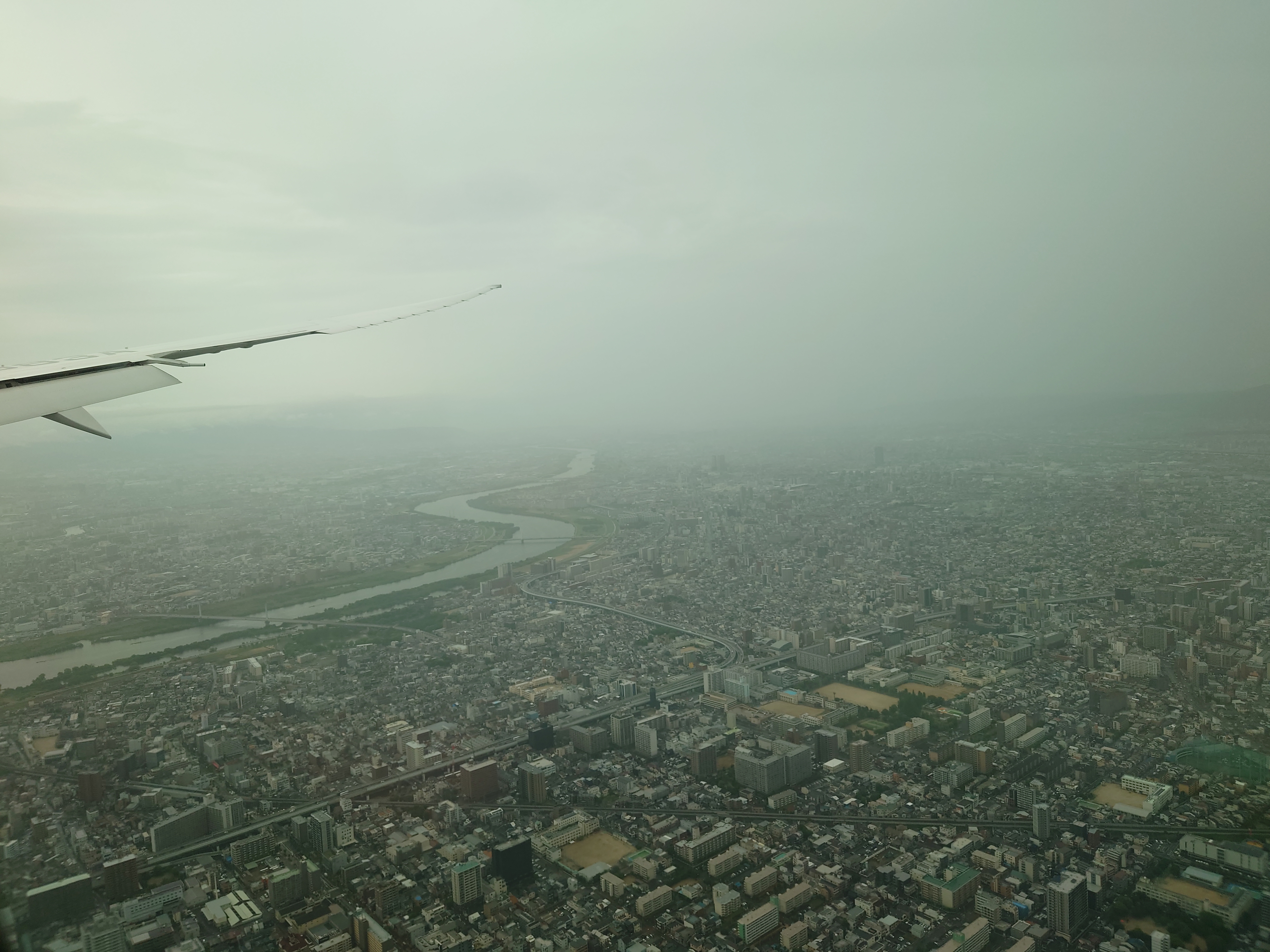 16.大阪上空、川が蛇行する市街地