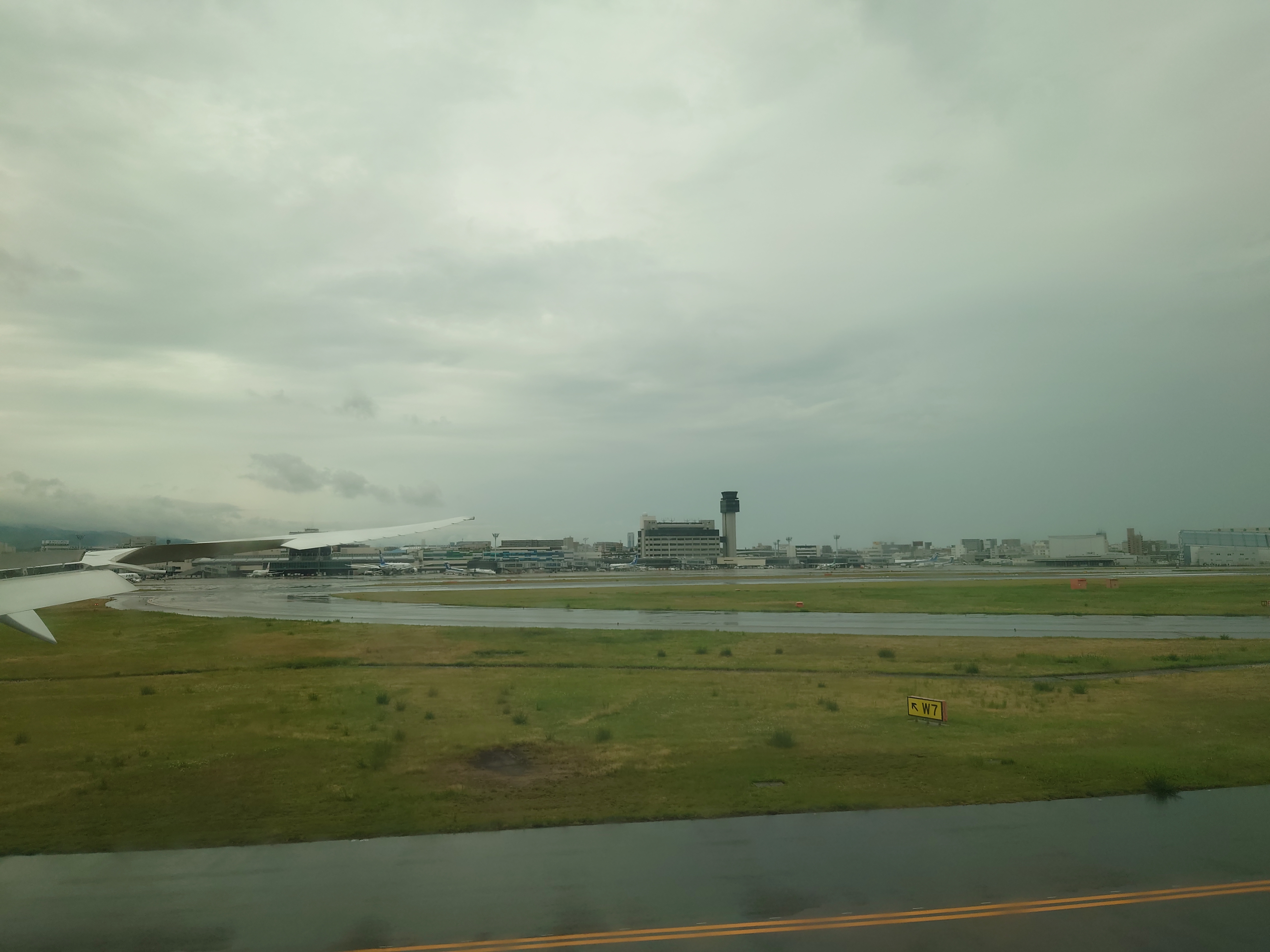 17.雨の伊丹空港に着陸、曇り空の大阪