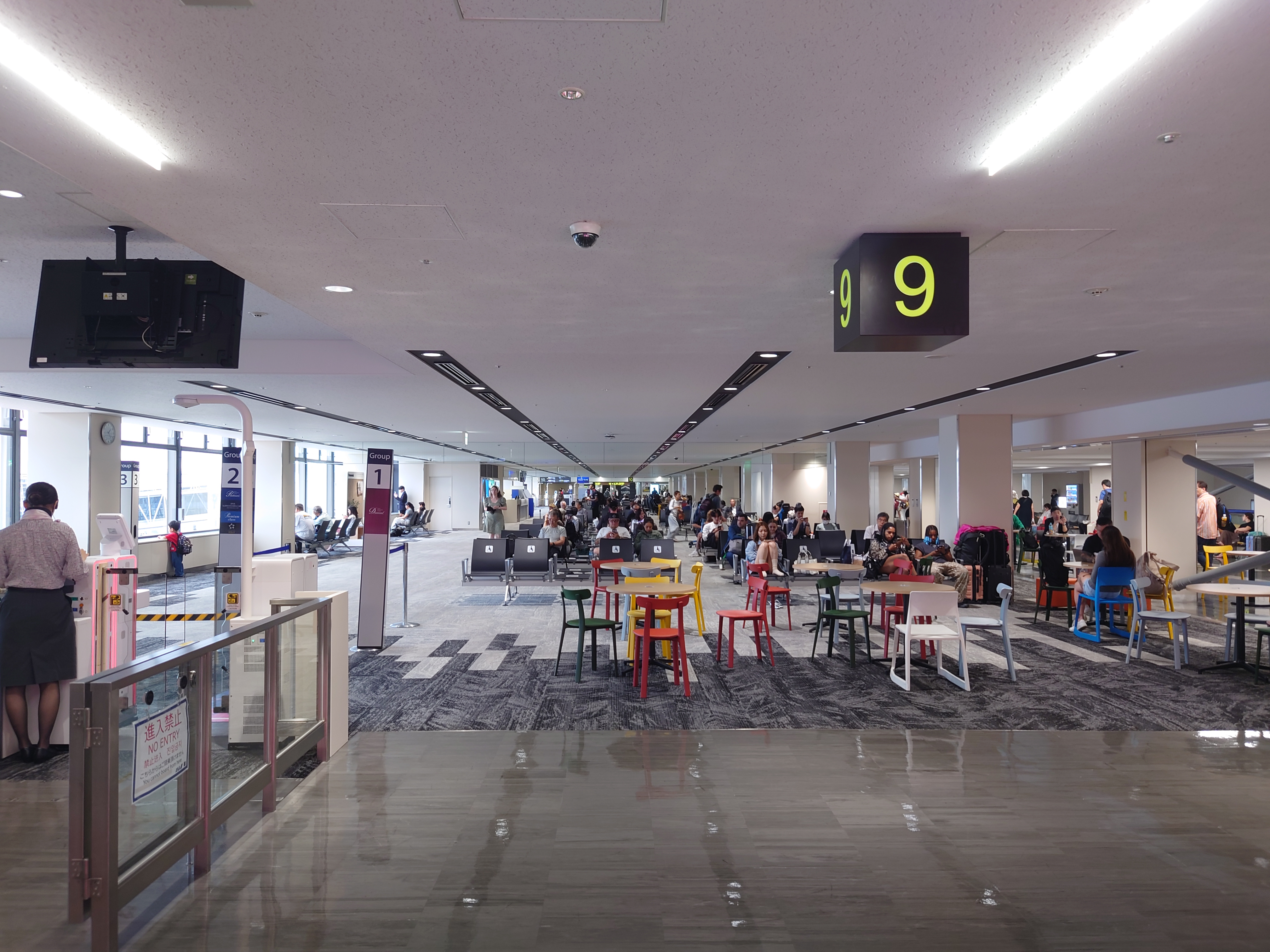 19.伊丹空港9番ゲート、カラフルな椅子
