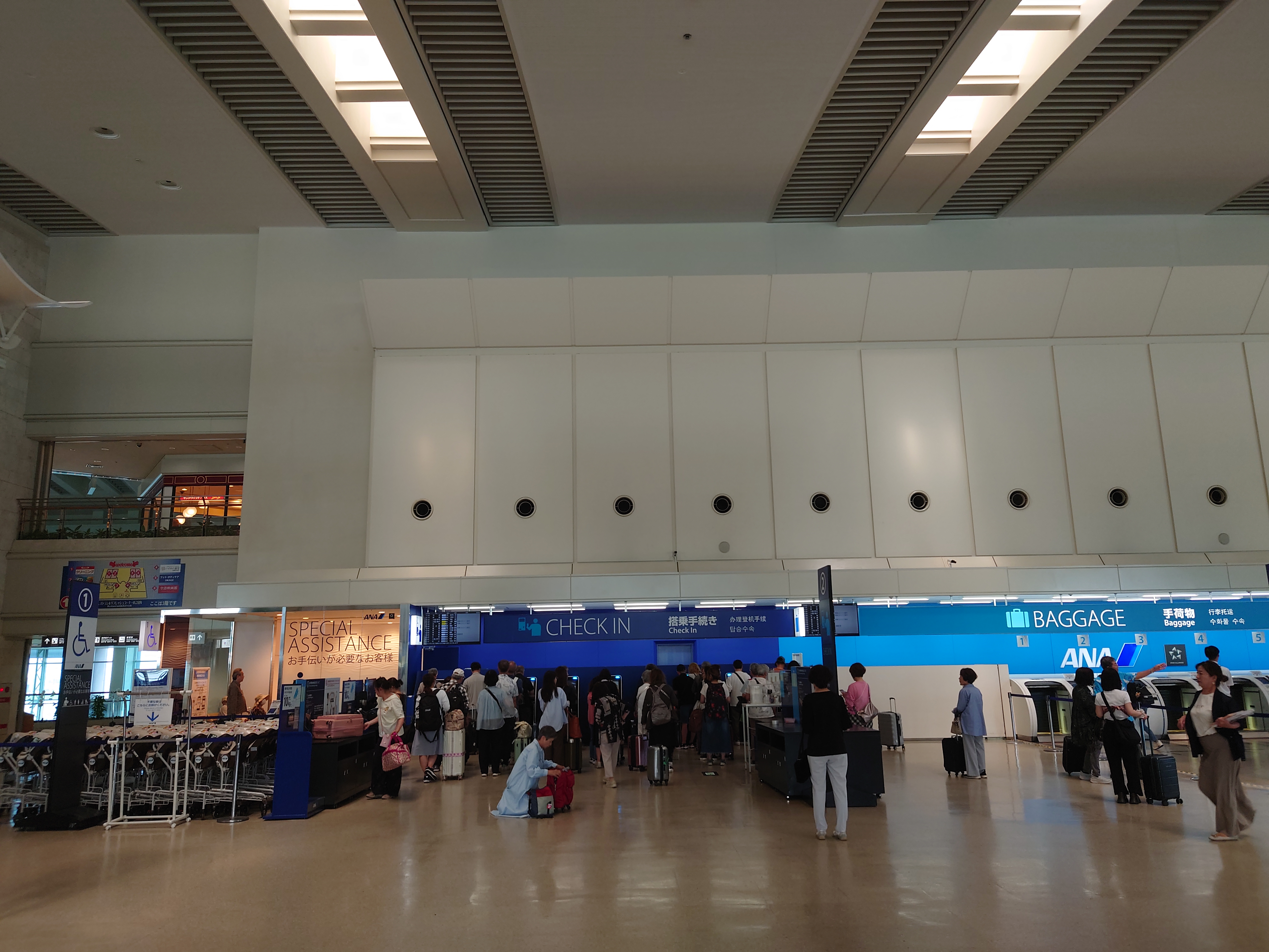 2.ANAチェックイン、賑わう朝の那覇空港