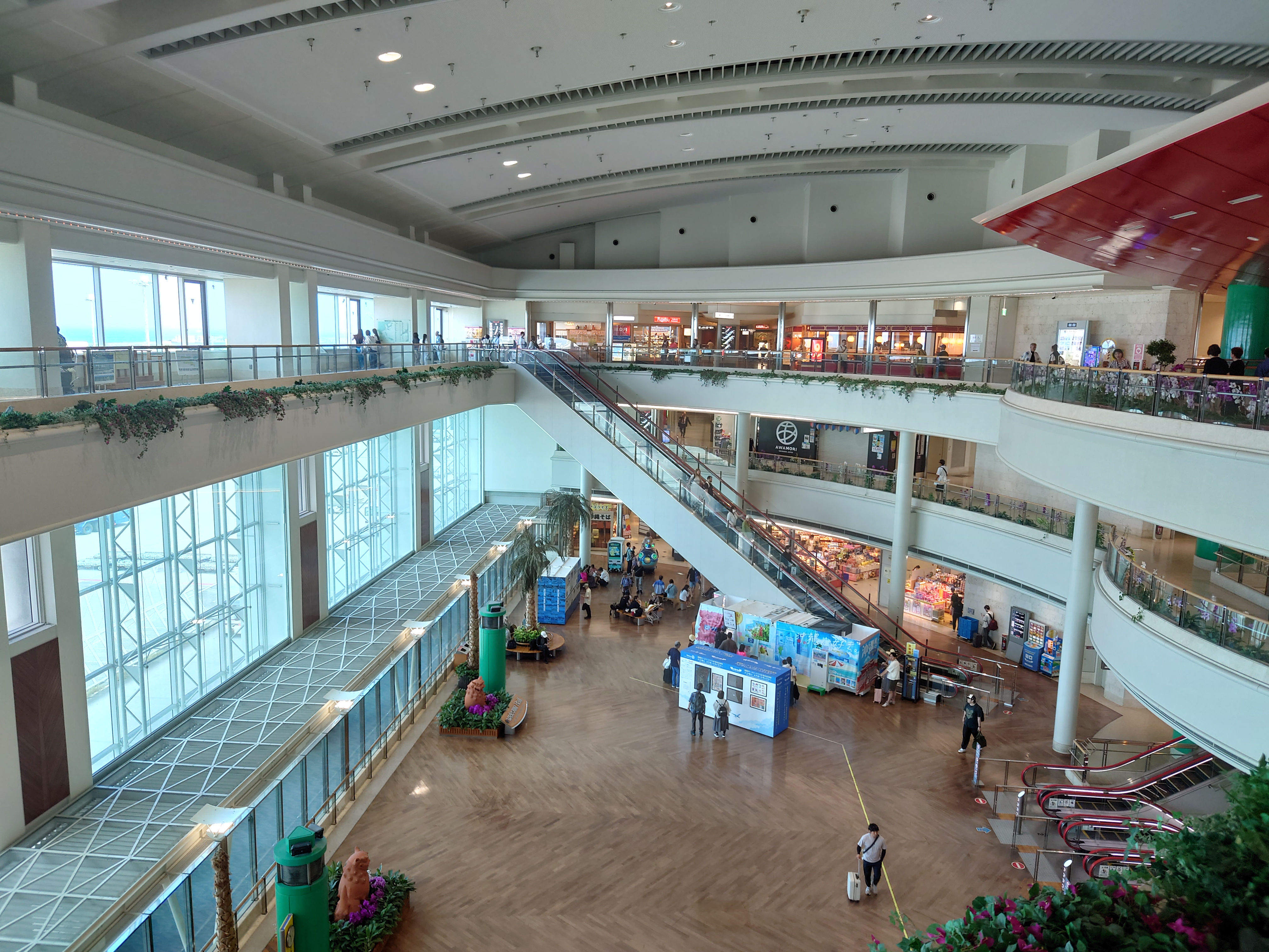 4.那覇空港ターミナル、南国らしい吹き抜け