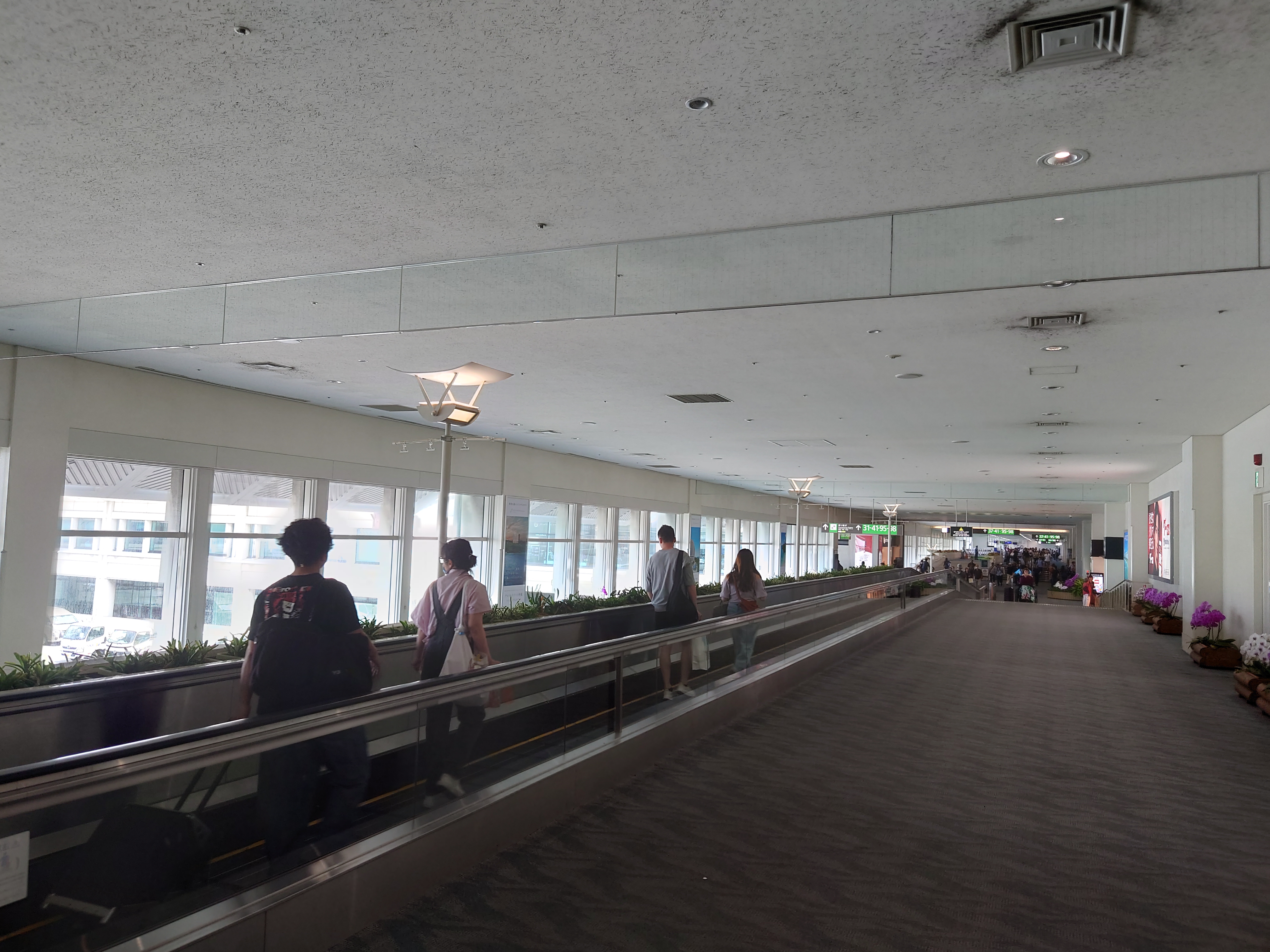 8.長い動く歩道を渡って搭乗口へ